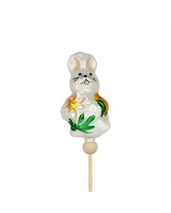 Glasfigur Hase Osterhase weiß mit gelber Jacke und rosa Blume auf Holzstab Gablonzer Osterschmuck