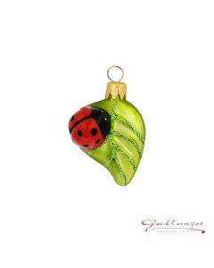 Glasfigur, Miniatur Marienkäfer auf Blatt,  4,5 cm, rot, schwarz, grün