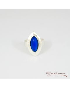 Ring, spitzoval mit Glasstein, safir-blau