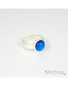 Ring, klein mit leuchtendem Glasstein, safir-blau